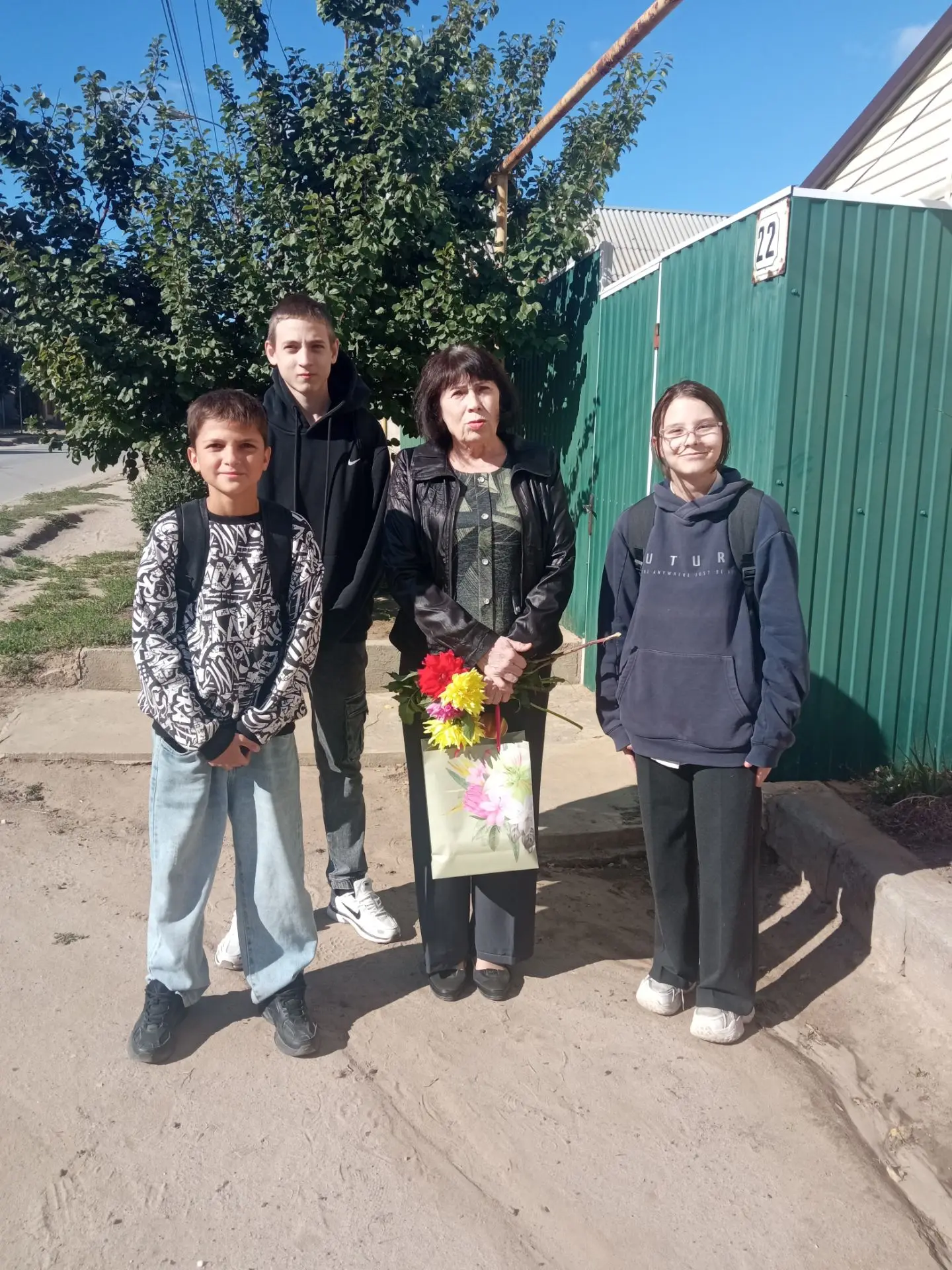🌷Учащиеся 8 "В" класса присоединились к всероссийской акции "Дорогой учитель" и поздра...