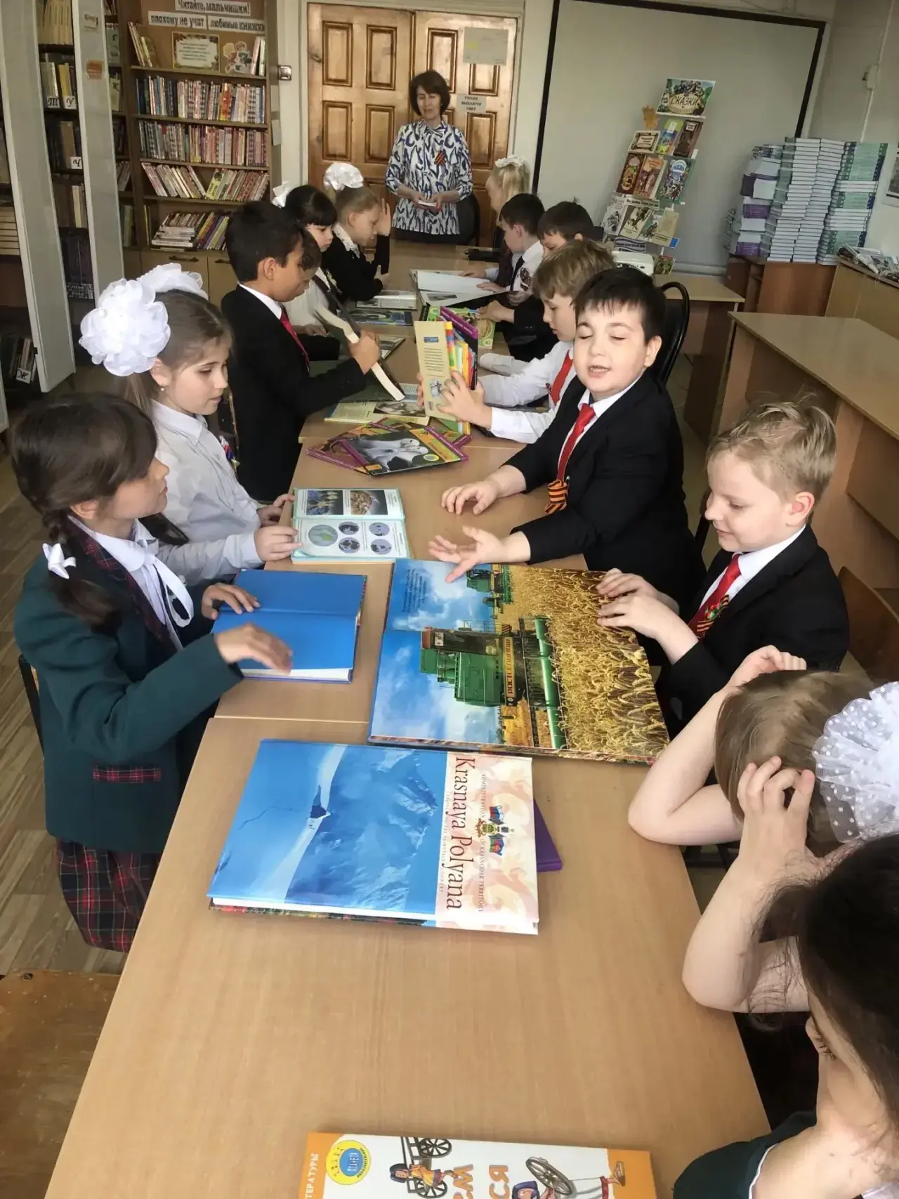 Волшебство в нашей библиотеке:  2 «Д» против скуки! ✨📚  Урок прошёл в нашей уютной библиотеке гимназ