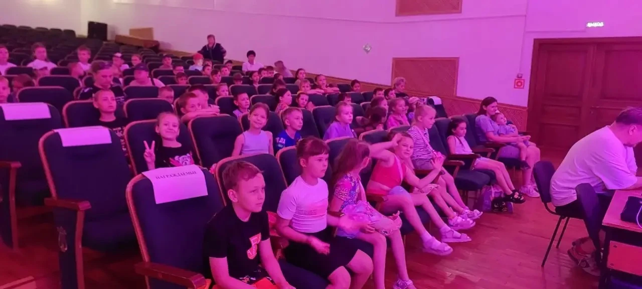🎭 17 июня  в районном Дворце культуры Ставропольский краевой театр кукол показал спектакль «День, к