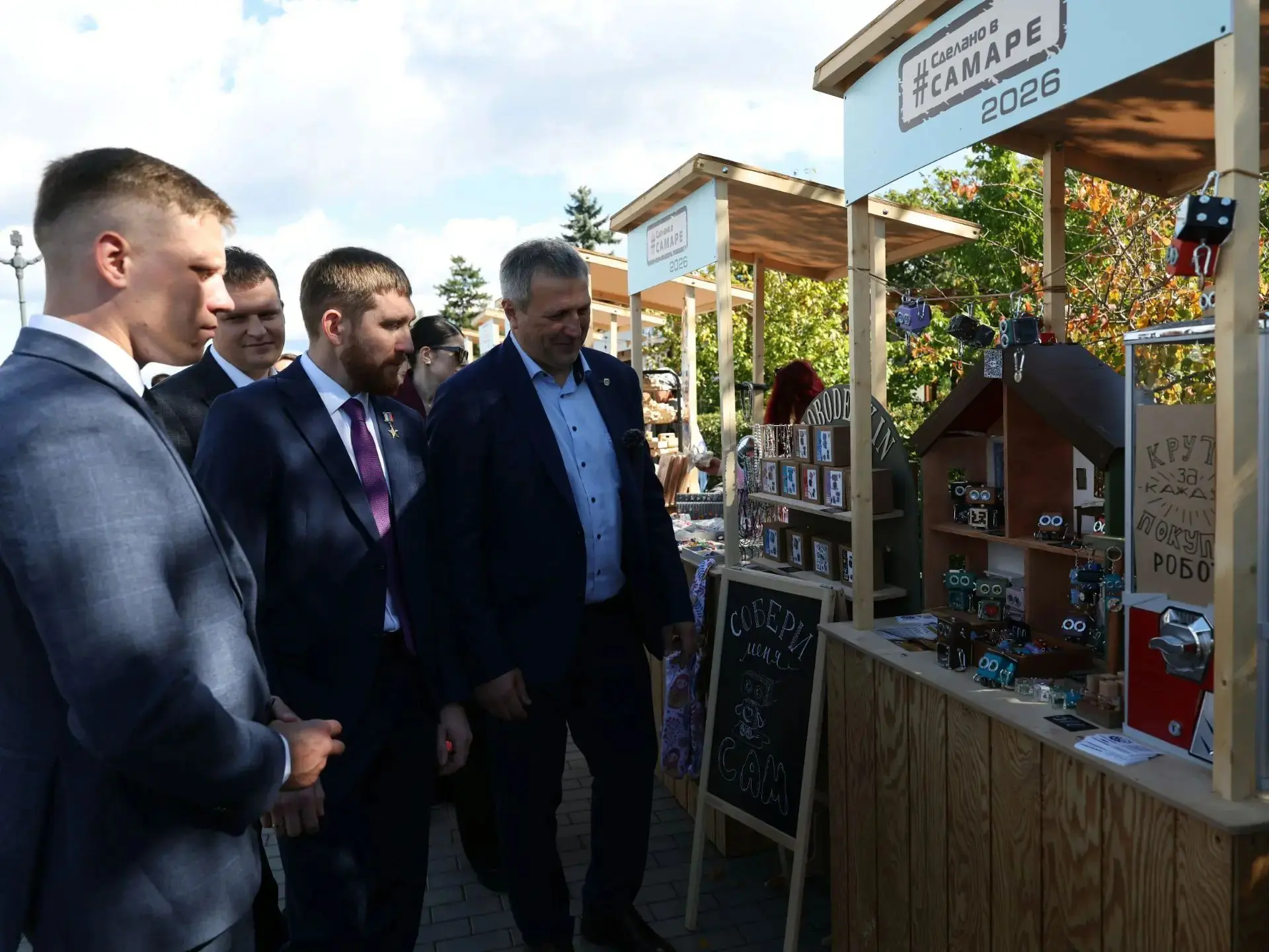 Иван Носков оценил продукцию самарских модельеров для нужд СВО на ярмарке
