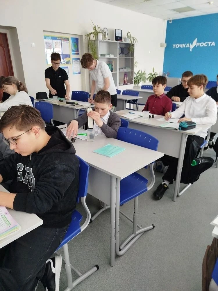 13 марта в 7 х классах на базе центра «Точка Роста» прошла лабораторная работа по физике на тему «Из