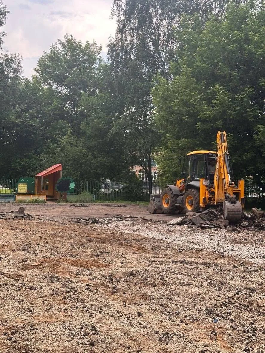 :

«На улице Лавочкина в праздник варварски снесли детскую площадку. Видимо, под новый сервис? Или ш