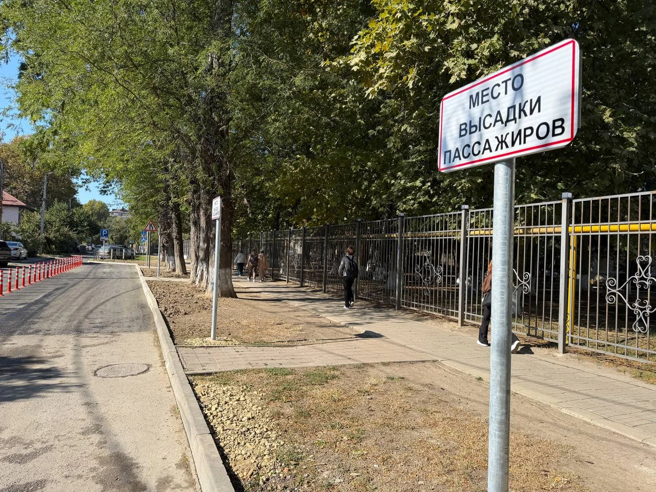 Возле школы Анапы обустроили место высадки\посадки учащихся