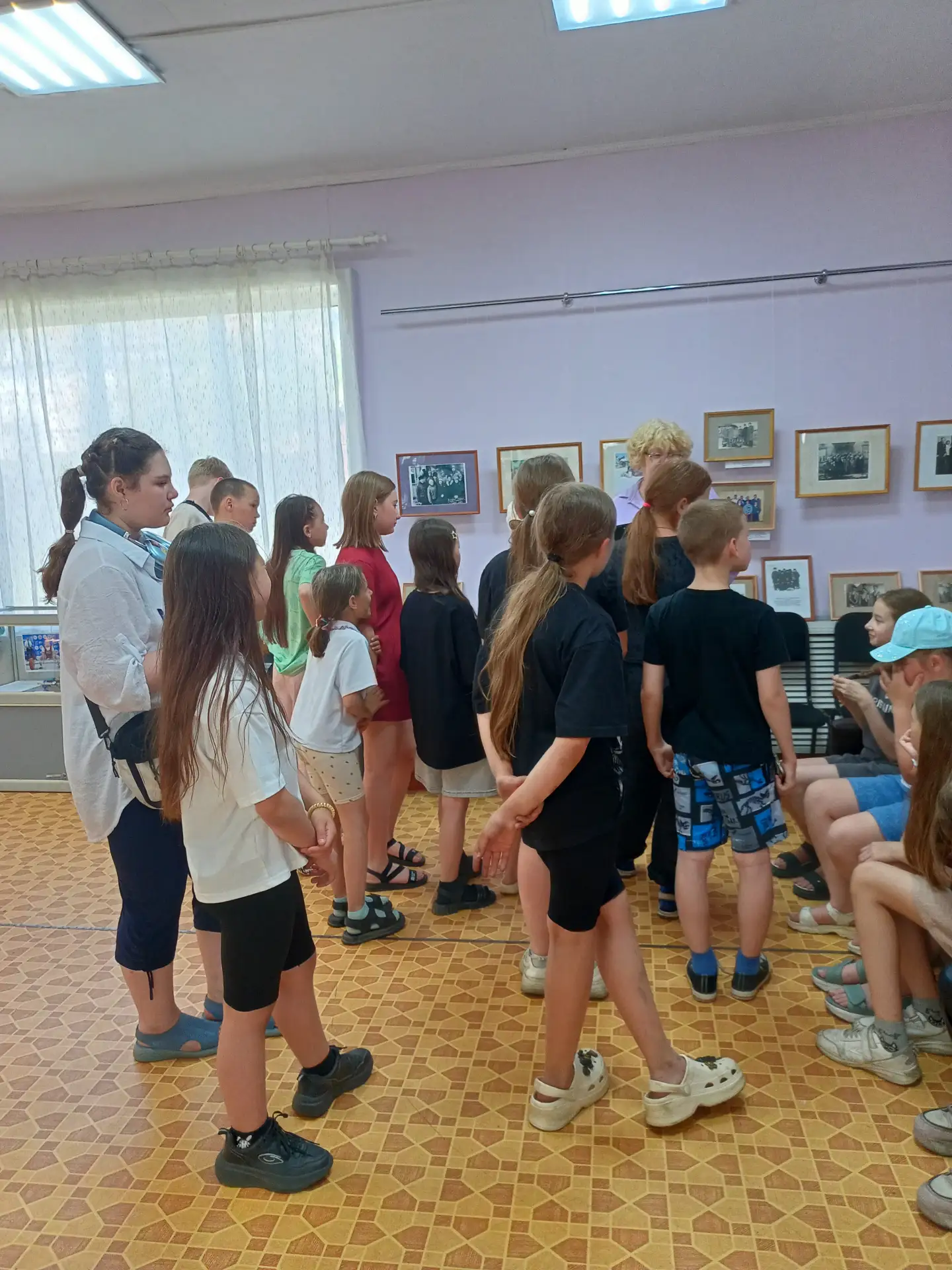С большим интересом посетили участники детской оздоровительной площадки шк. № 1 выставку, посвященну