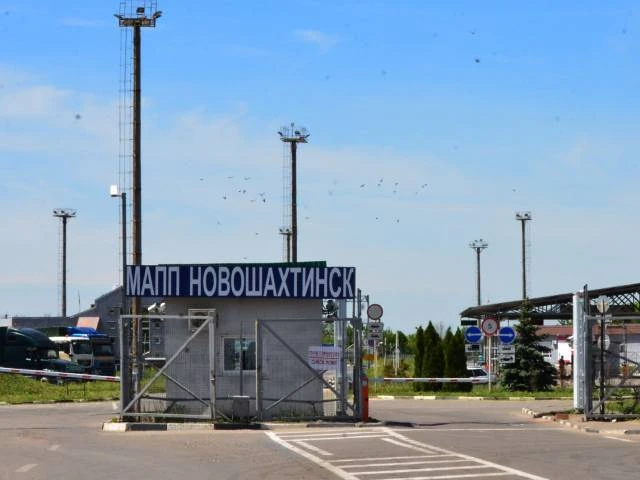 ВСУ атаковали автомобили у пункта пропуска "Должанский - Новошахтинск" в ЛНР, ранена 14...