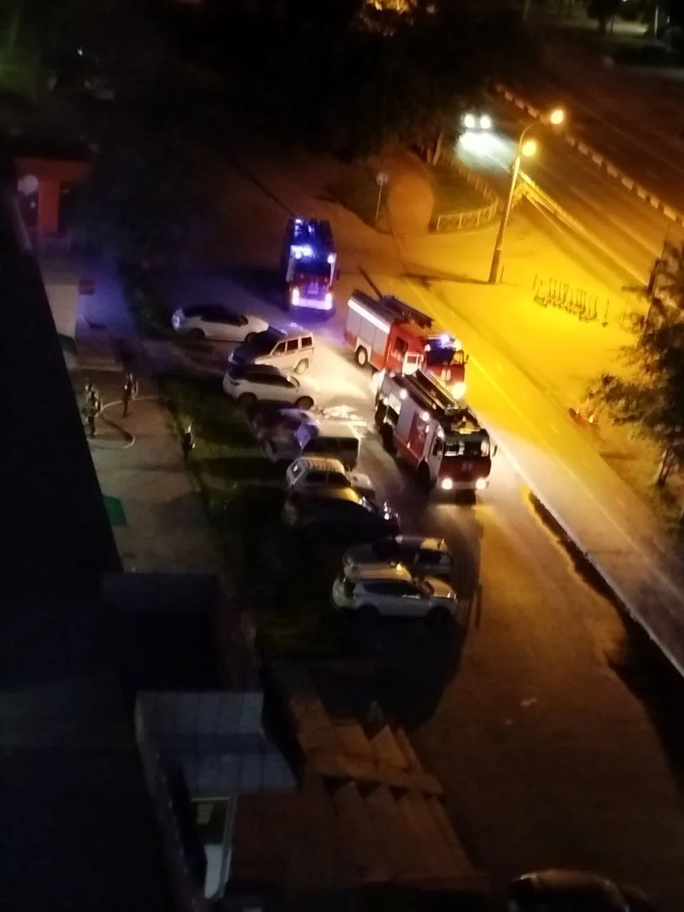 Пермякова, 39. Пожар. Горит либо почта, либо отделение Сбера.