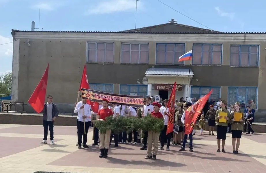 В День Победы ученики Аксайской средней школы стали частью великого общенародного событ...