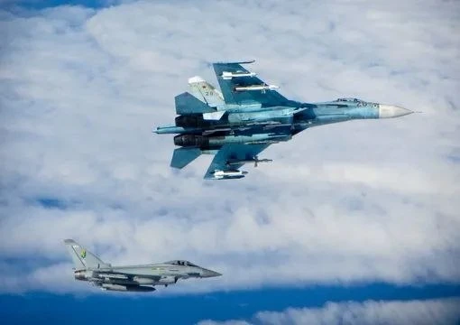 Российские истребители Су-27 перехватили группу британских самолетов над акваторией Чер...