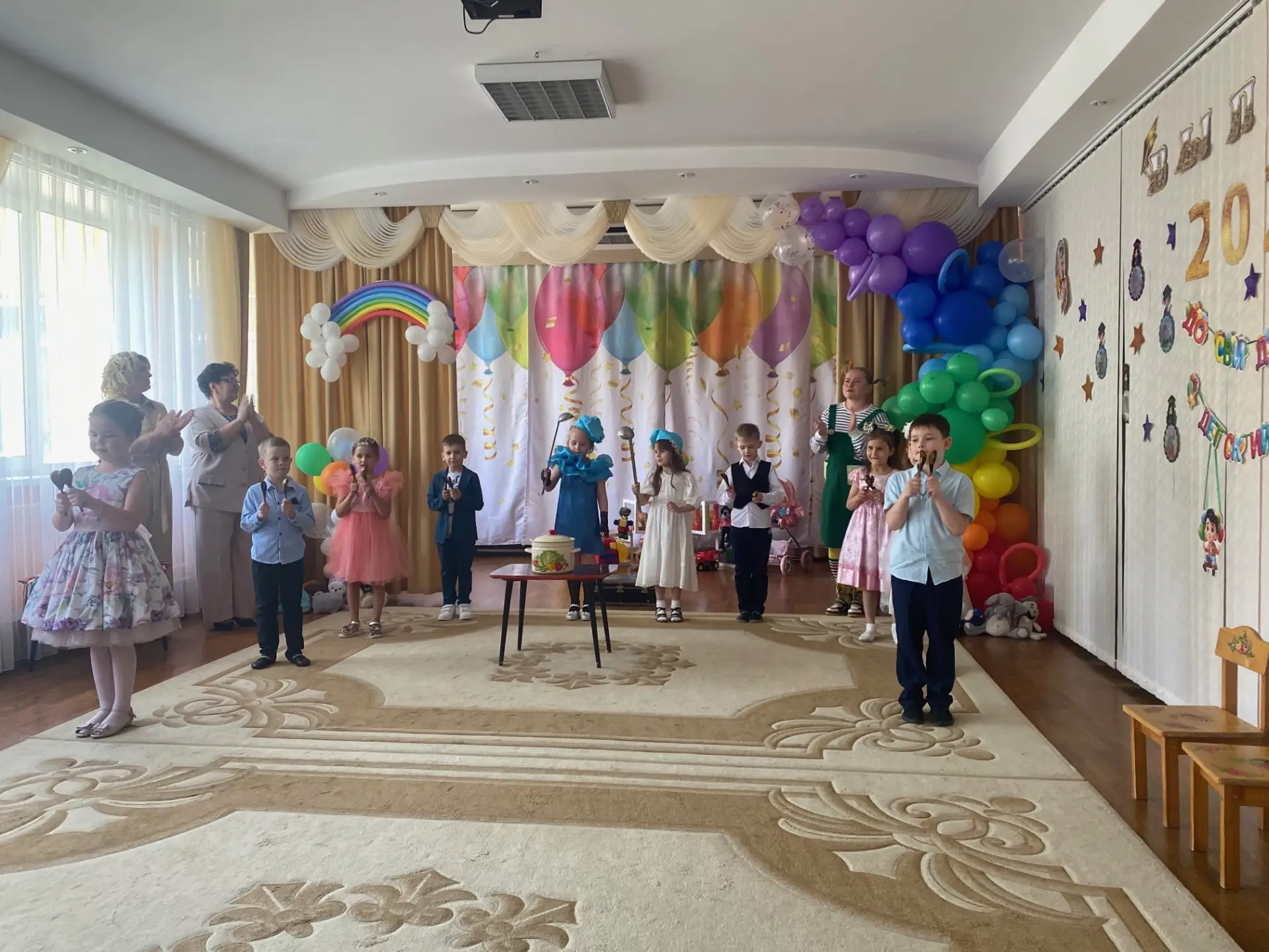В нашем детском саду царила по-настоящему волшебная атмосфера. Воспитанники группы «Радуга» приняли 