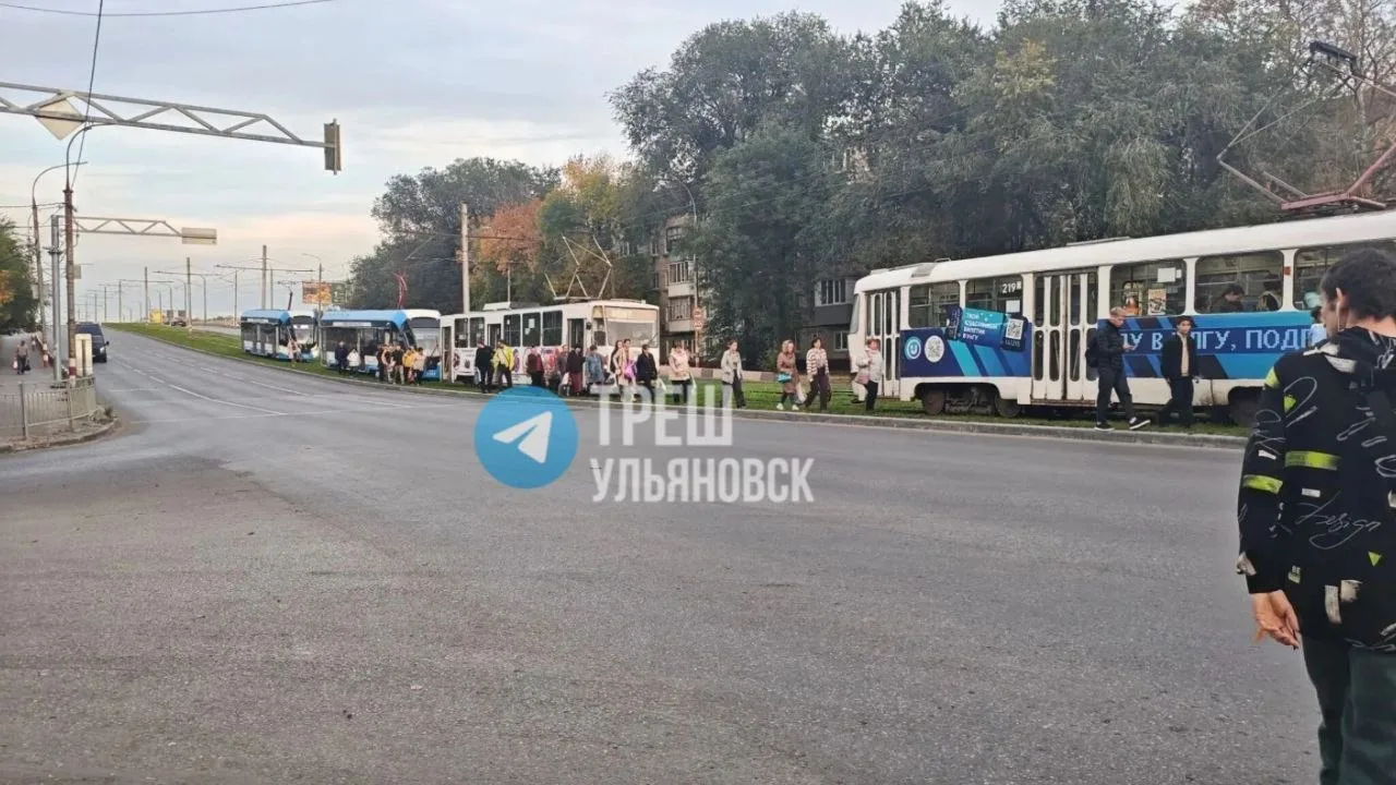 🚨 Трамваи встали на улице Доватора. Как сообщают очевидцы, на место подъехала Росгвардия.