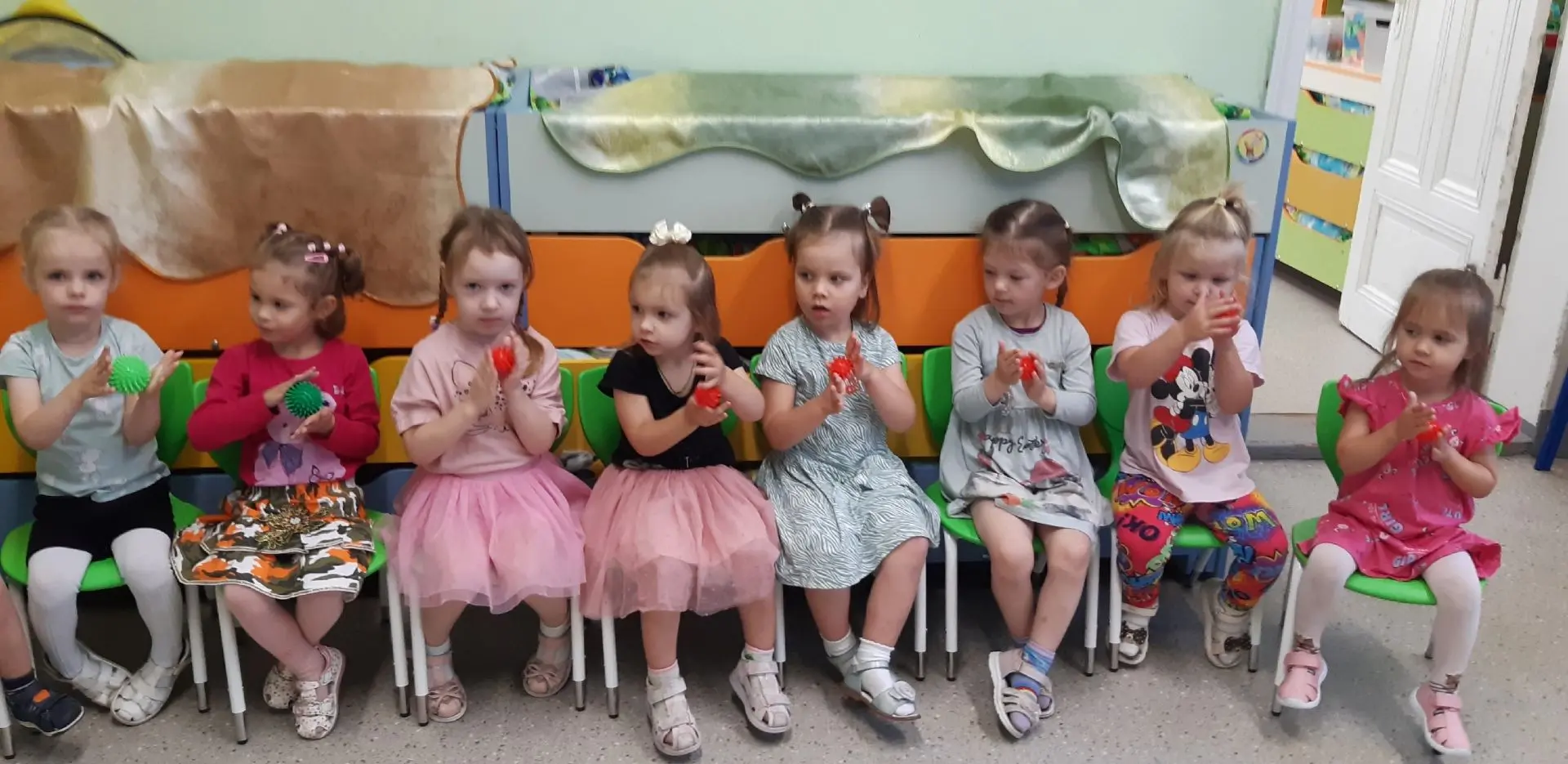 С детьми группы раннего возраста "Капельки"  была проведена пальчиковая гимнастика с ис...