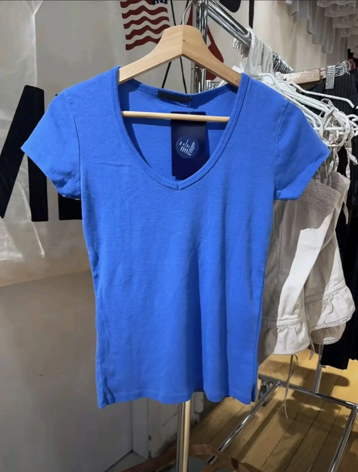 Красивое синее на Ali 💙

🔗 футболка 1180₽ (с актуальным V-вырезом) 
🔗 зипка 2390₽ 
🔗 вьетнамки 3