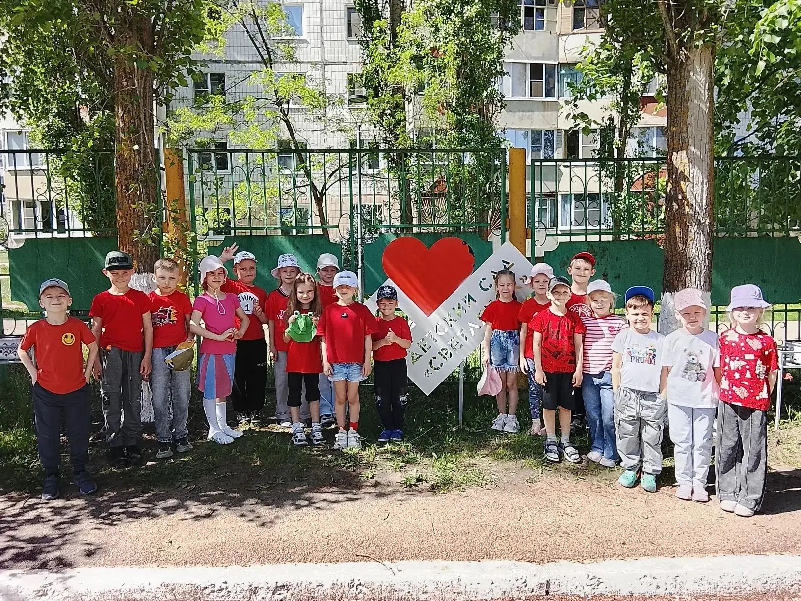 В подготовительной группе №11 "Ромашка" прошёл выпускной бал. Ребята путешествовали по ...