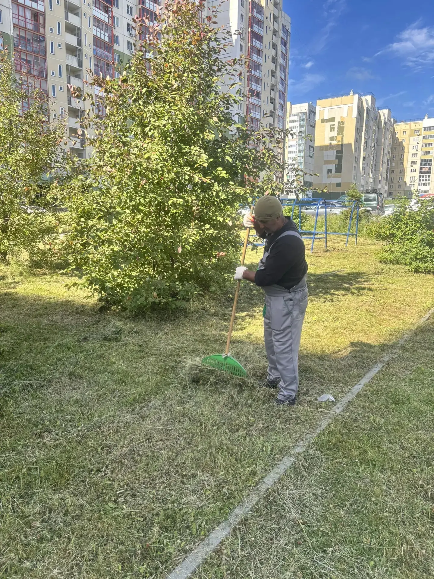 Сотрудники УК  "Горизонты" продолжают производить работы по благоустройству и уборке на...
