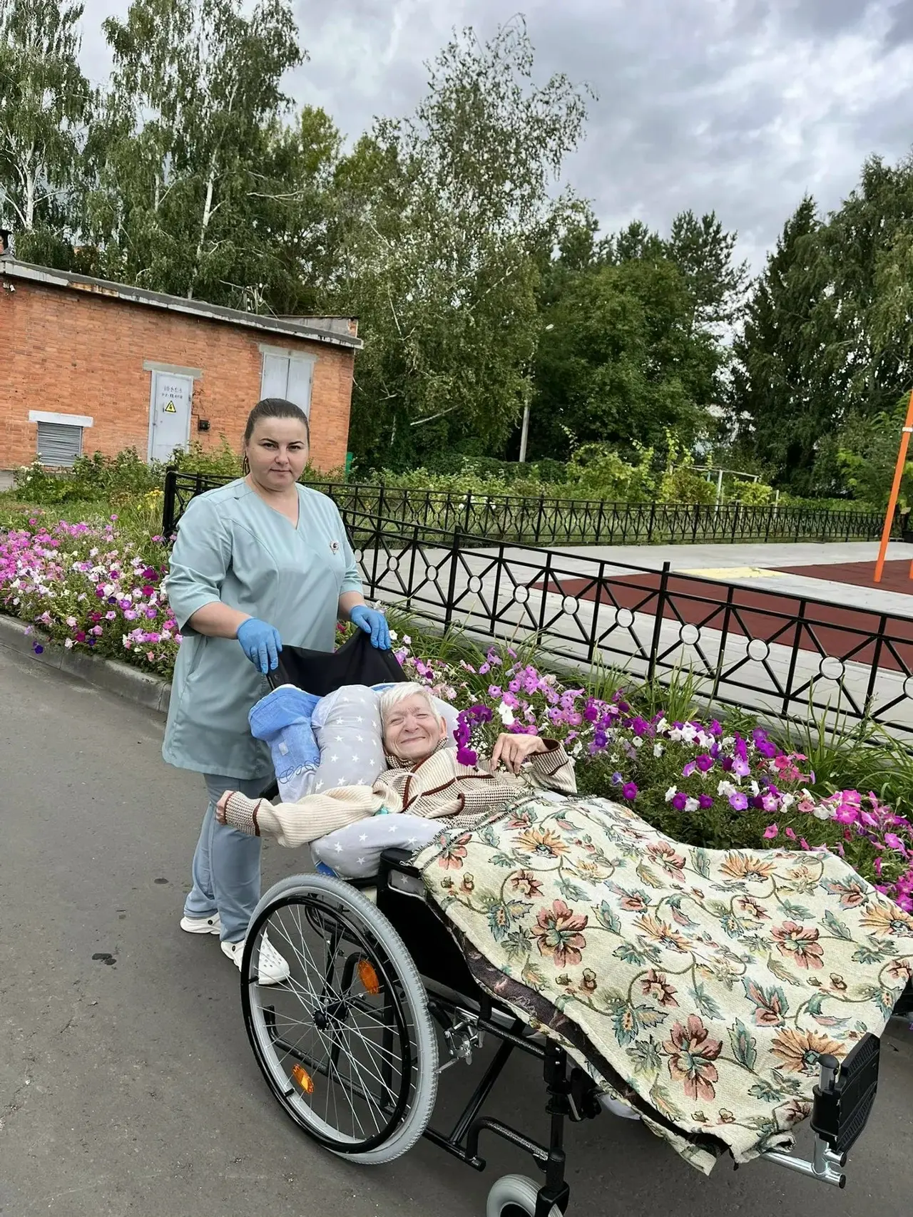 Свежий воздух, цветы и солнце!