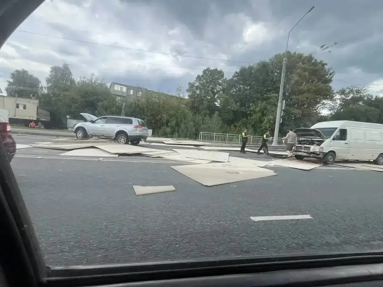 На Юбилейном путепроводе из фуры вылетели листы и попали под колёса проезжающих машин. 

Повреждения