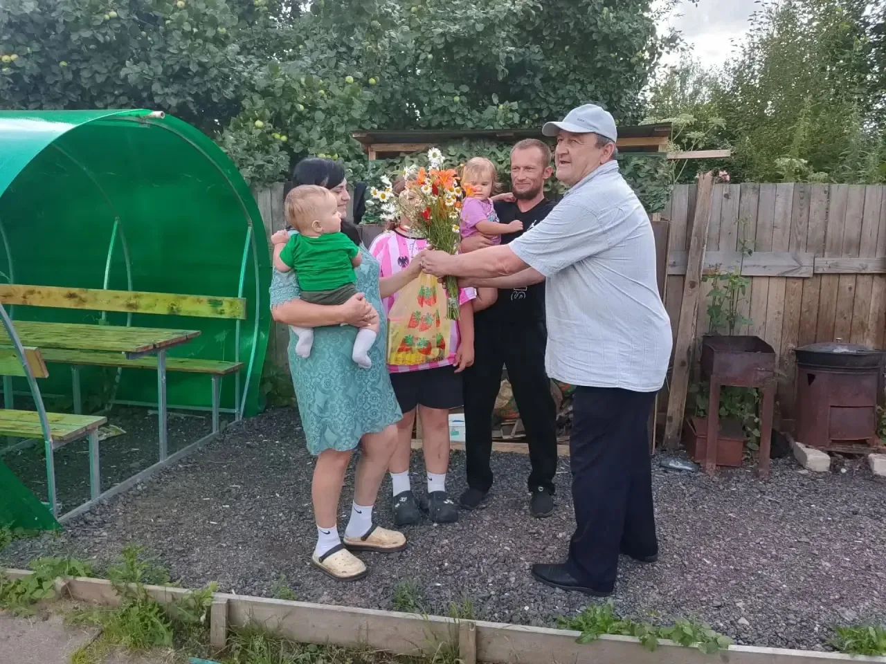 «Семья — это семь Я»: Усвятский СДК поздравил многодетную семью 👨‍👩‍👧‍👦💖
21 июля в Смоленской о