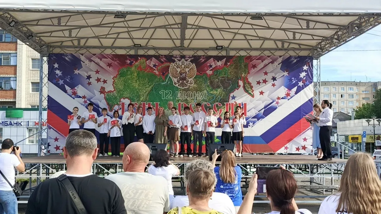 12 июня, в "День России", девять ребят нашей школы в рамках всероссийской программы "Мы - граждане Р
