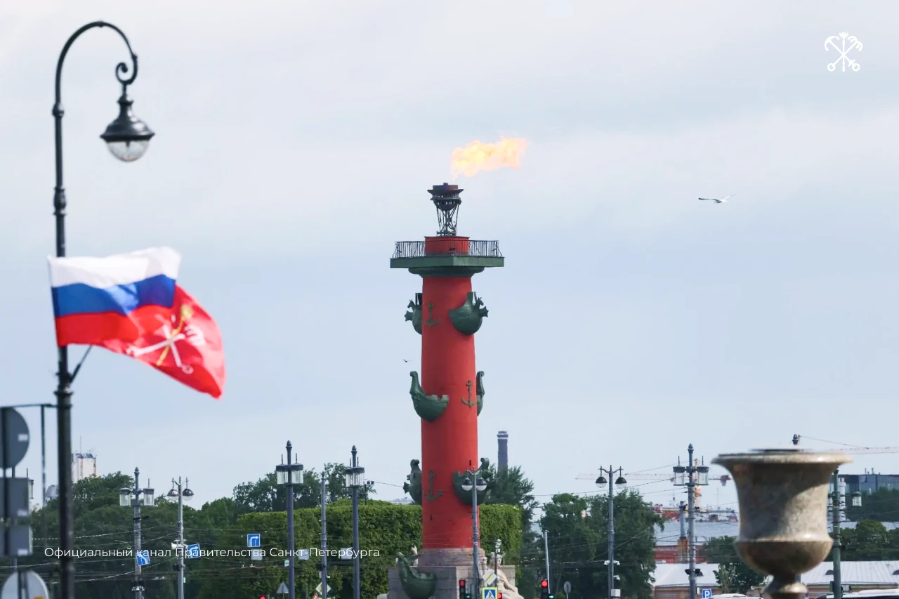 Факелы Ростральных колонн впервые зажгут в день 302-й годовщины перенесения мощей свято...