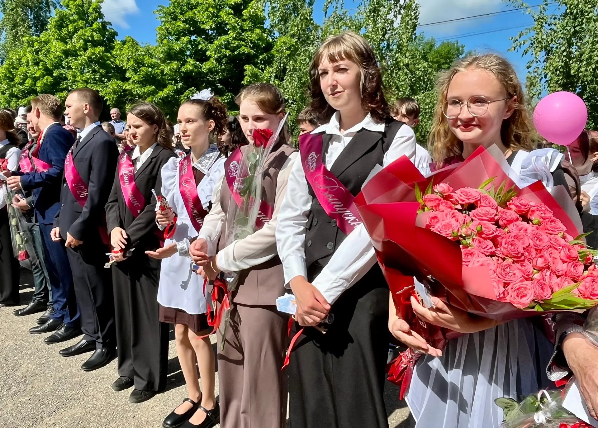 ✨ 26 мая в нашей школе прозвенел Последний звонок — трогательный и важный праздник для выпускников, 