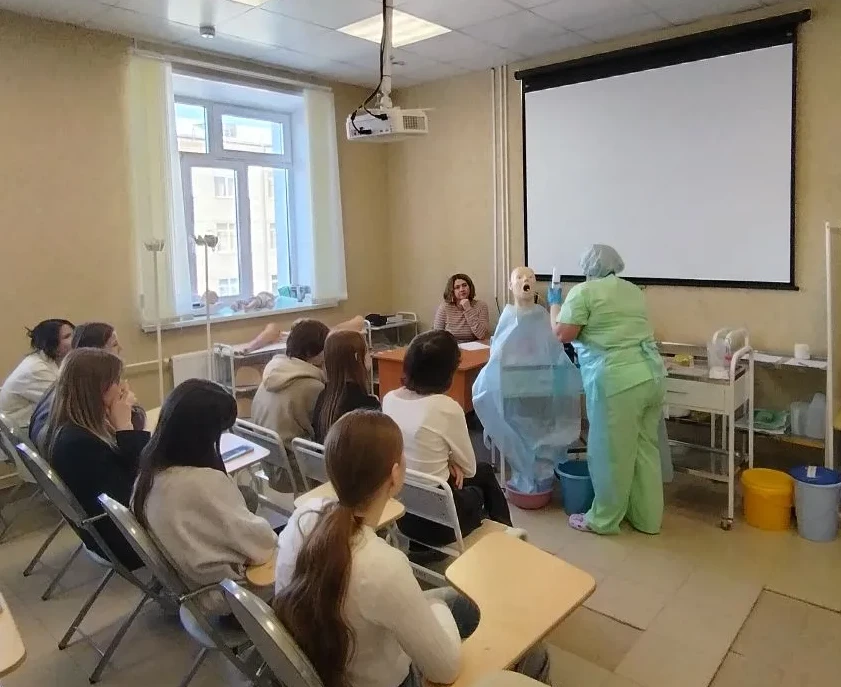 Девятиклассники Асиновского района побывали на профориентационной экскурсии в районной больнице.  Ре