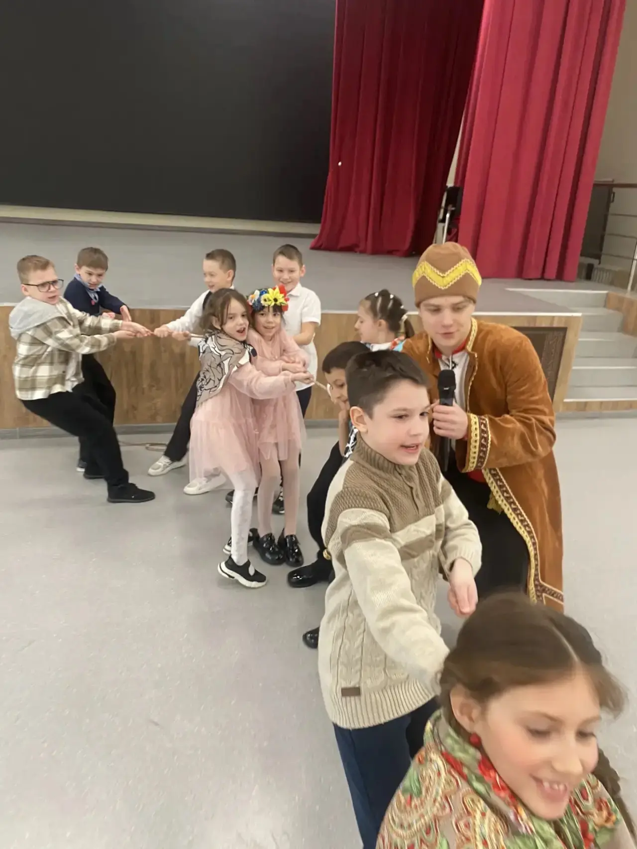 В нашей школе прошла настоящая широкая Масленица!   Все классы объединились, чтобы создать незабывае
