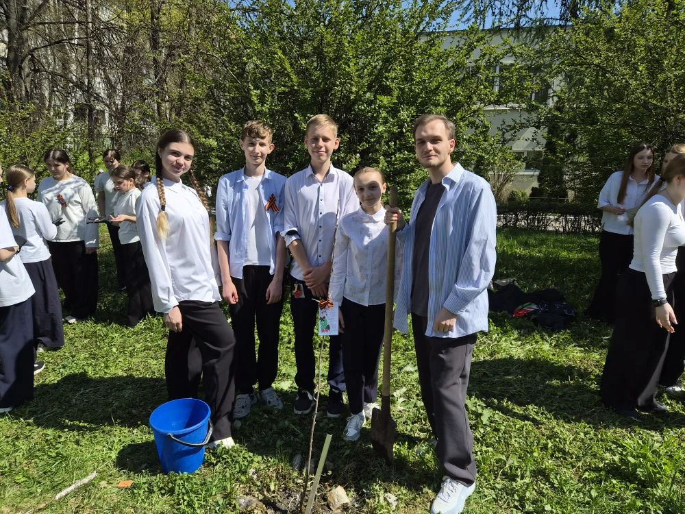 🌳 Сад памяти  Сегодня в школьном Мичуринском саду прошёл трудовой десант.  🟠⚫️ Обучающиеся 1–10 клас