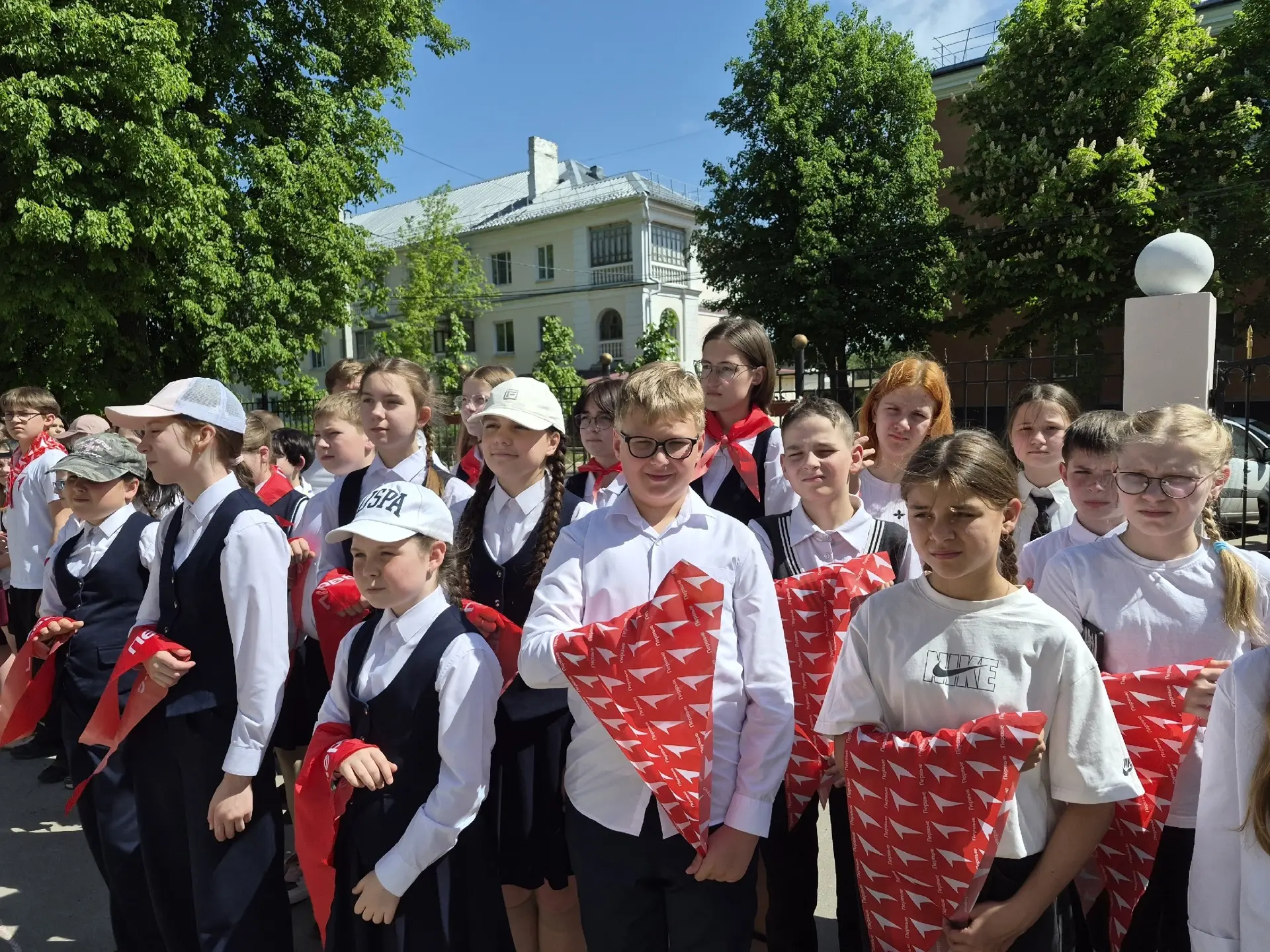 🥁Участие в Торжественной линейке, посвящённой Дню детских общественных объединений!

1⃣9⃣ мая наши 