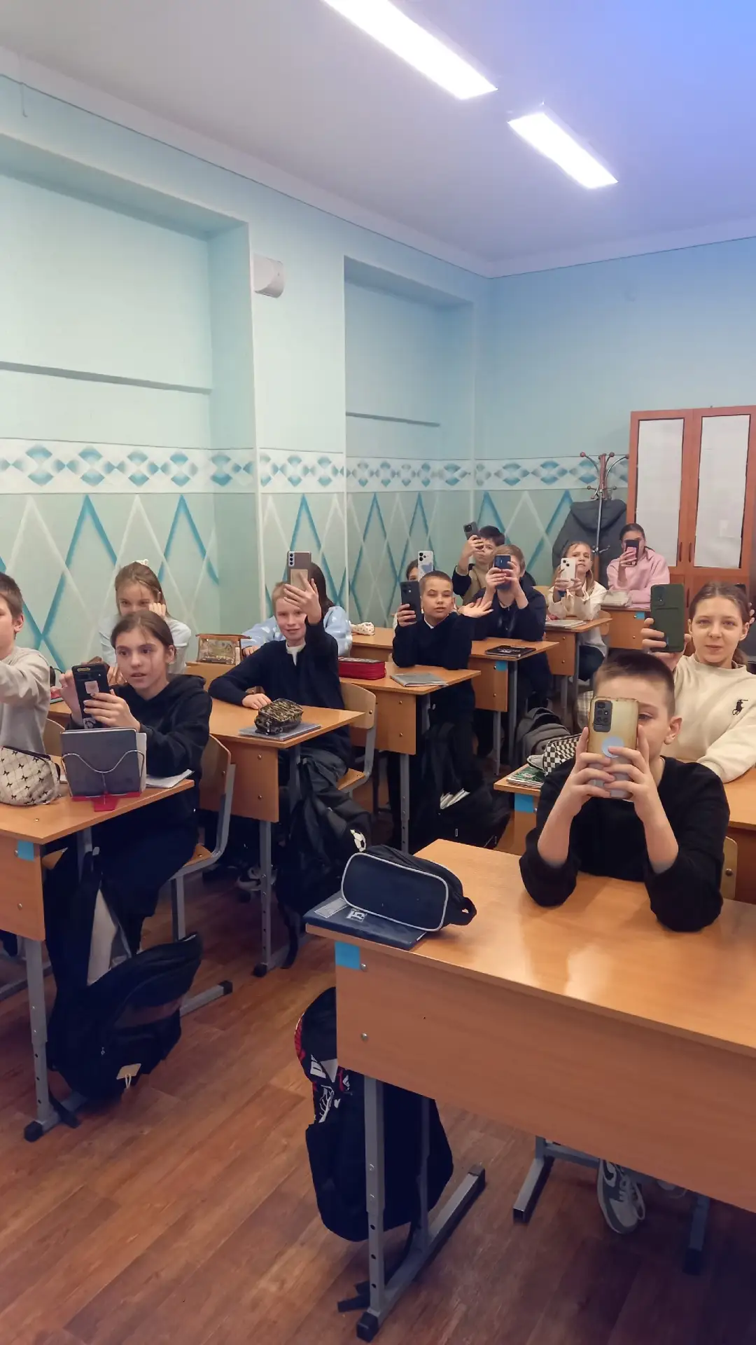 "Ребята,достаём телефоны и подключаемся к интернету,"-именно так начинается занятие в литературном к