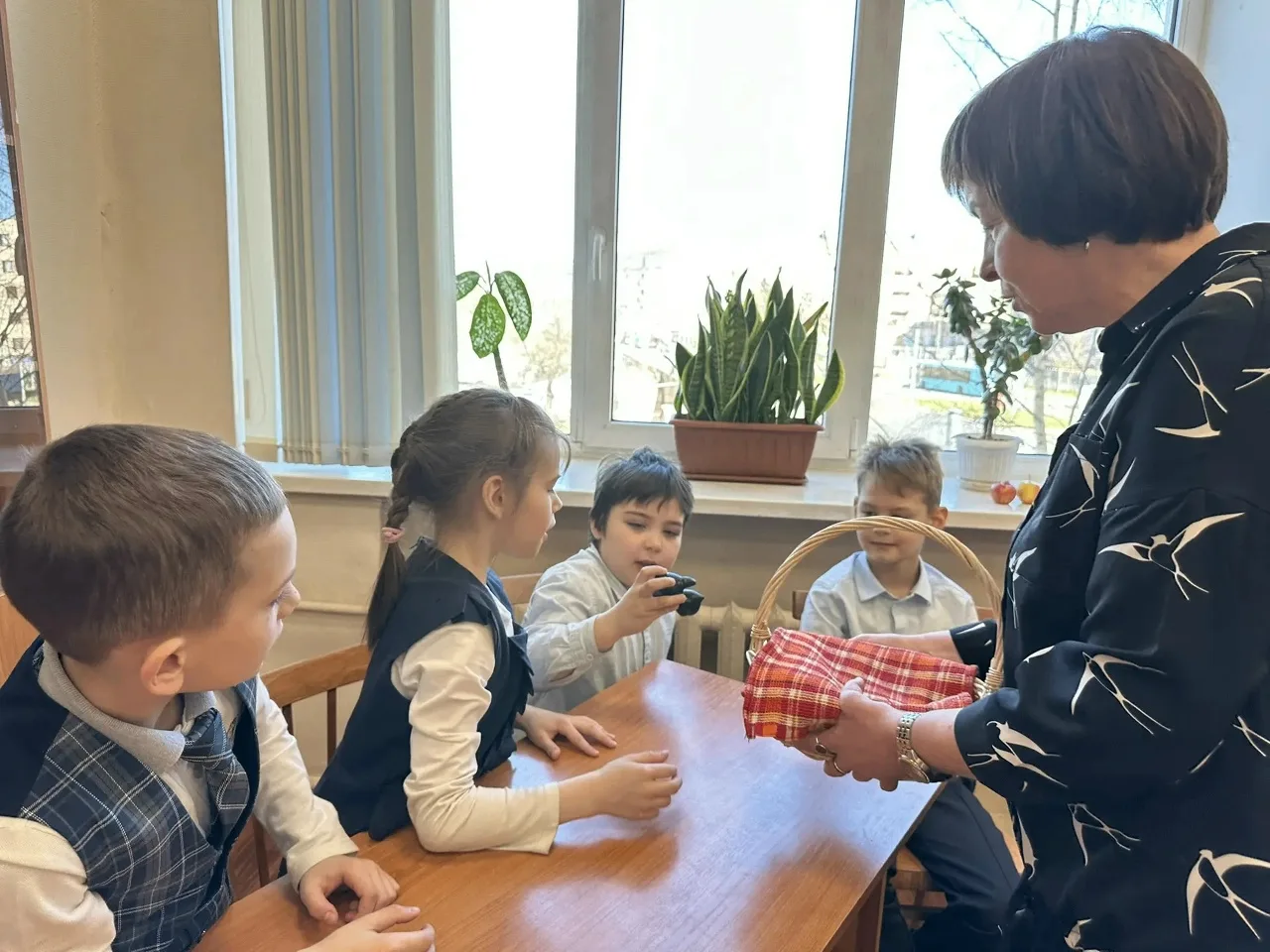📚9 апреля 2026 года ученики 1 «В» класса посетили школьную библиотеку. Елена Сергеевна организовала 