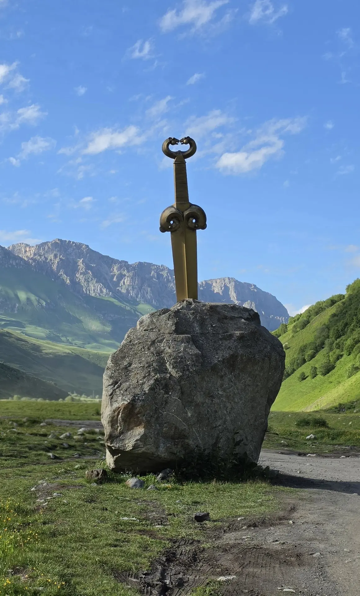 🗡 Арт-объект «Скифский акинак», Республика Северная Осетия — Алания

У въезда в Куртатинское ущелье