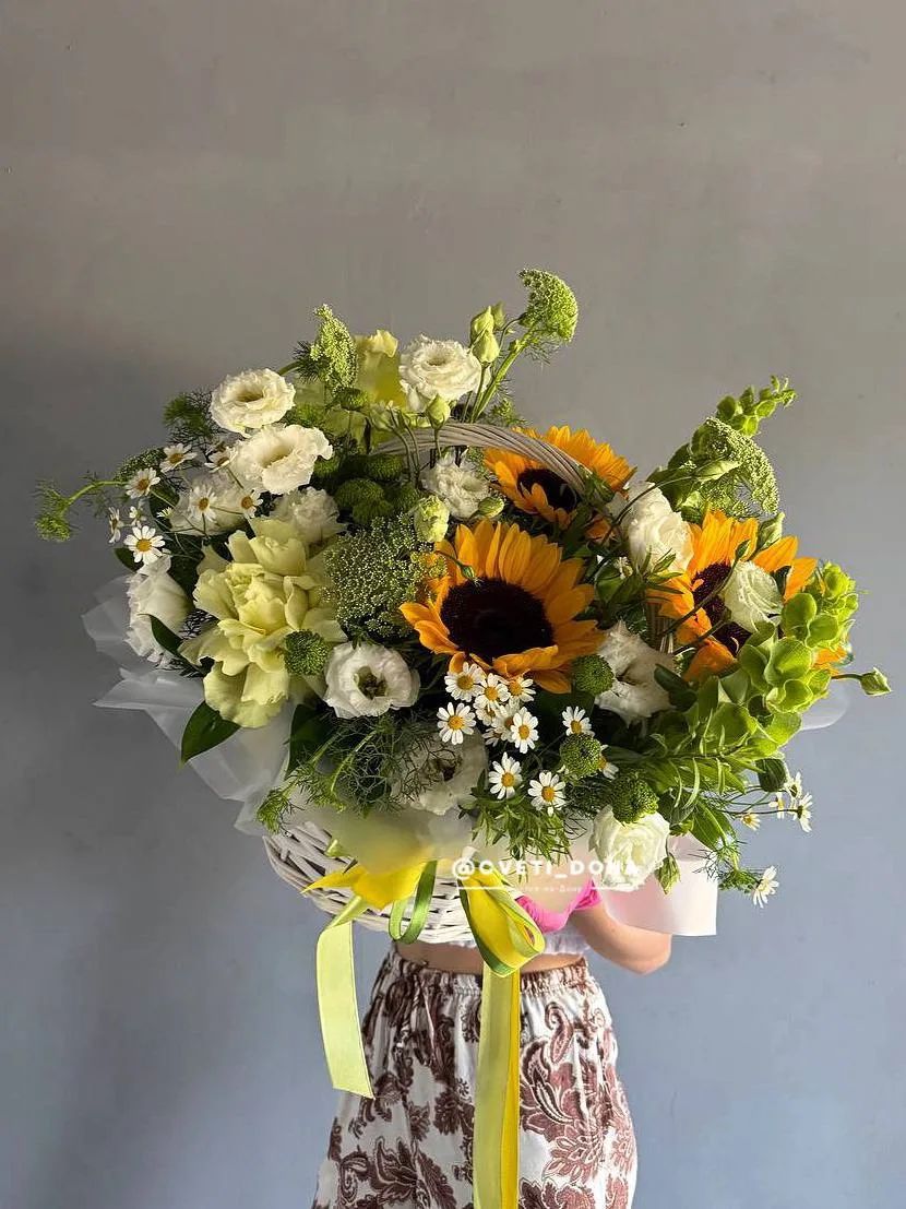 Корзина собрана на заказ 😍
Просили собрать в полевом стиле🌾🌻

Получилась кстати довольно большой 
