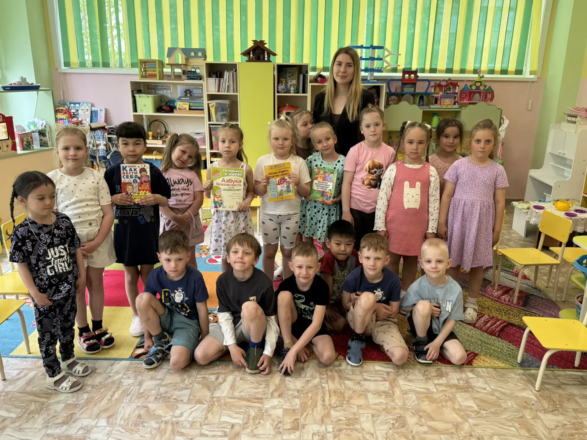 🚦 Безопасное лето: гость из библиотеки в группе «Дружные ребята» 📚😊
