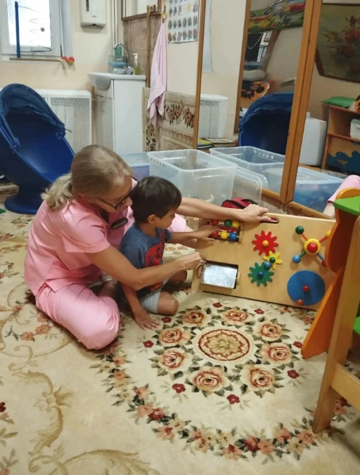Играем и растем: занятия с педагогом-психологом