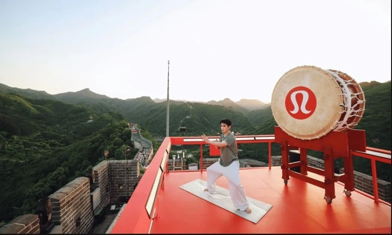 Lululemon извинилась за японские барабаны на Великой Китайской стене