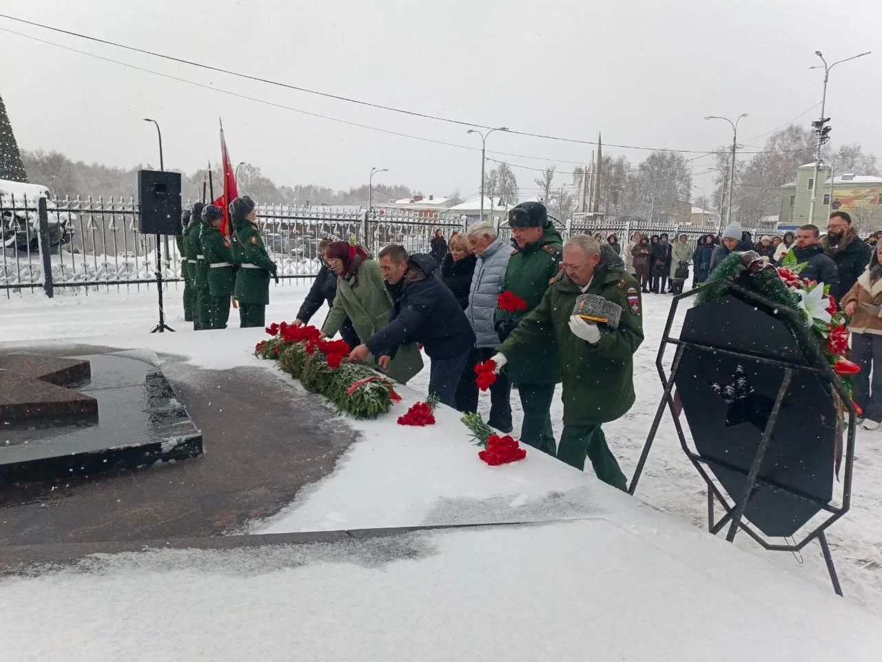 У Вечного огня в Наро-Фоминске прошло возложение цветов в честь Дня освобождения города от немецко-ф