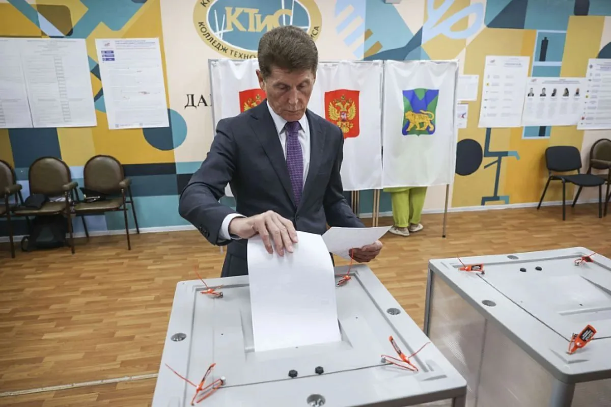 Губернаторы-секретари реготделений Единой России проголосовали на выборах на Дальнем Во...