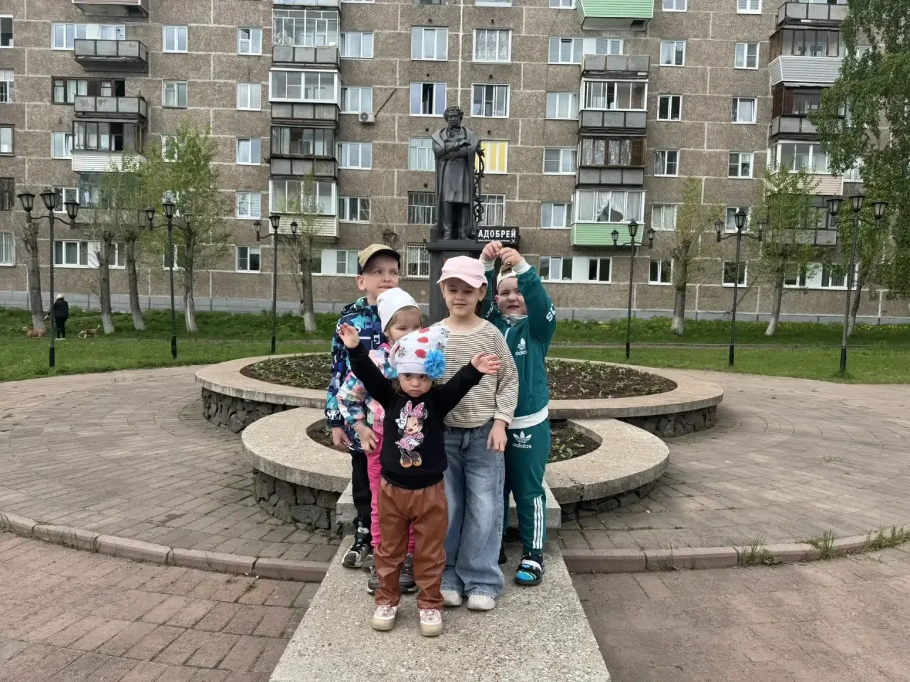 По сказкам А.С. Пушкина
Сегодня педагоги всех групп рассказали детям о великом поэте А.С. Пушкине, е