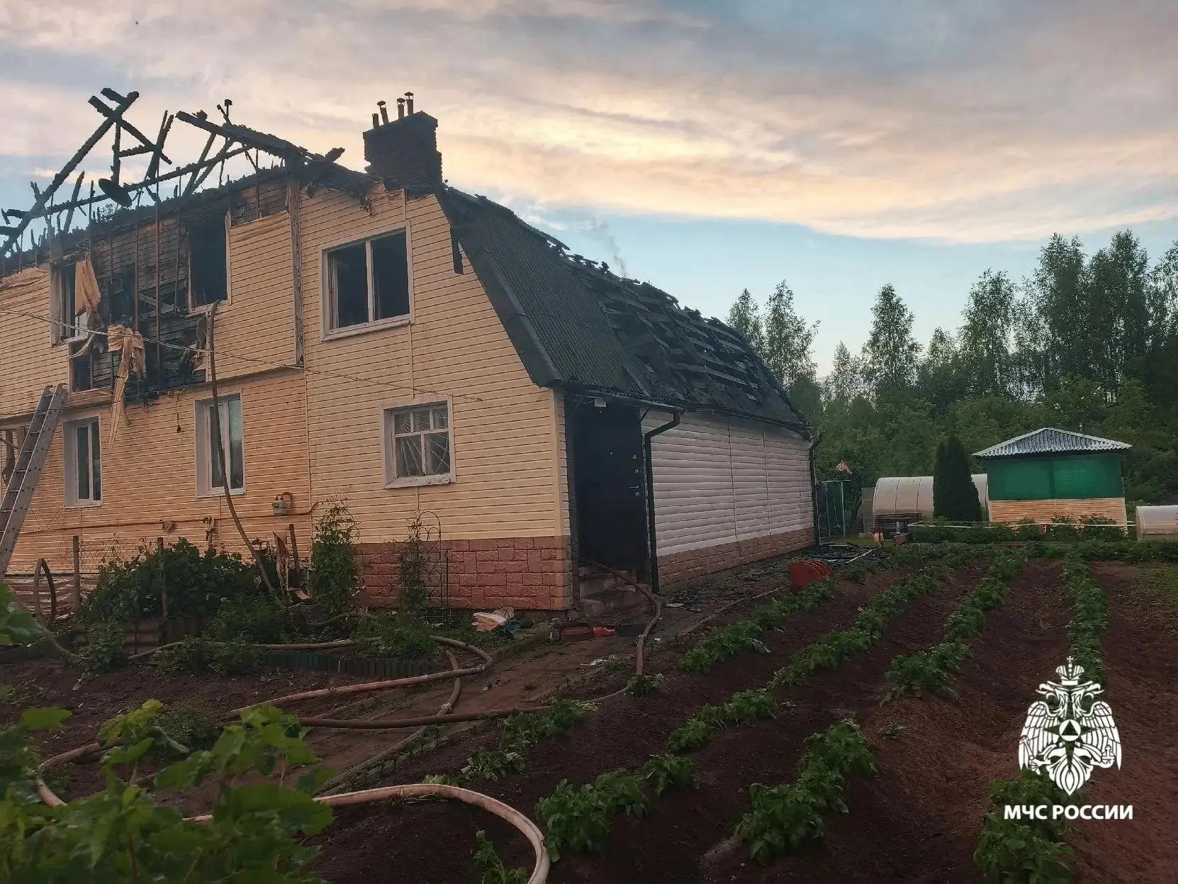 ⚡️ В Гаврилов-Яме двухэтажный дом загорелся из-за удара молнии