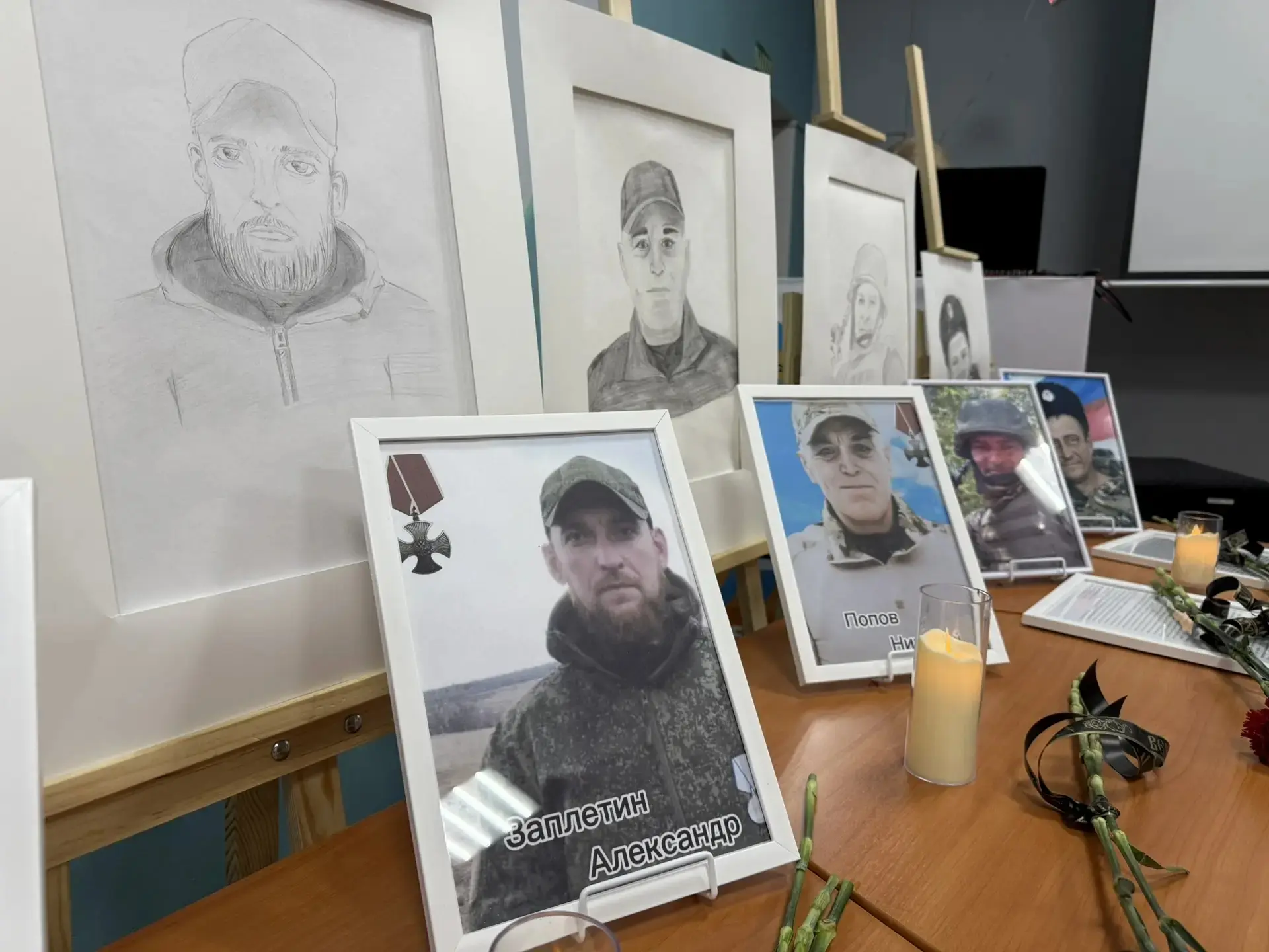 В Молодёжном центре Сорочинска прошла выставка — «Живая память. Герои глазами детей». Это не просто 