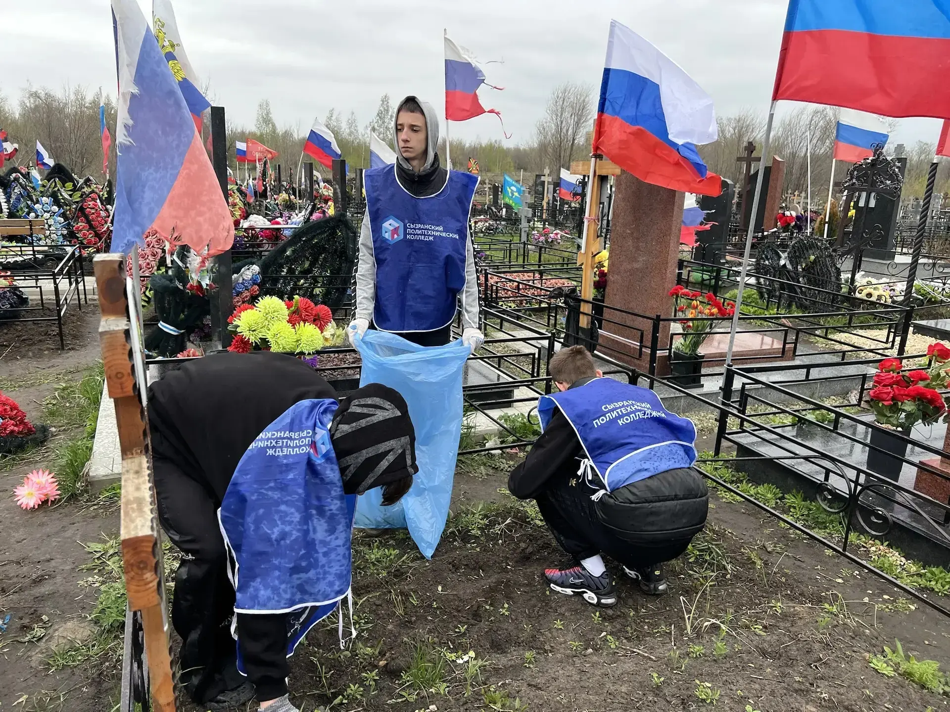 🙏 Памяти павших — нашу заботу. ✨ Добровольческая акция «Дорога к обелиску». ✨  26 апреля под руковод