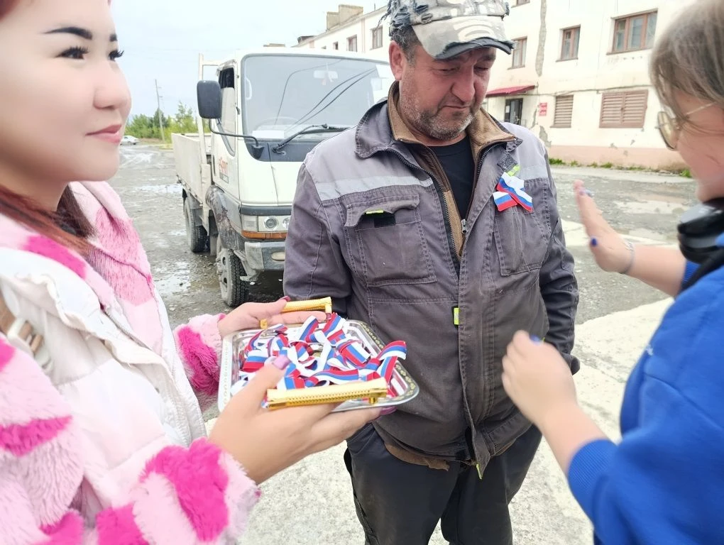 «Триколор в каждом сердце: как волонтёры Билибино дарили горожанам символ России»