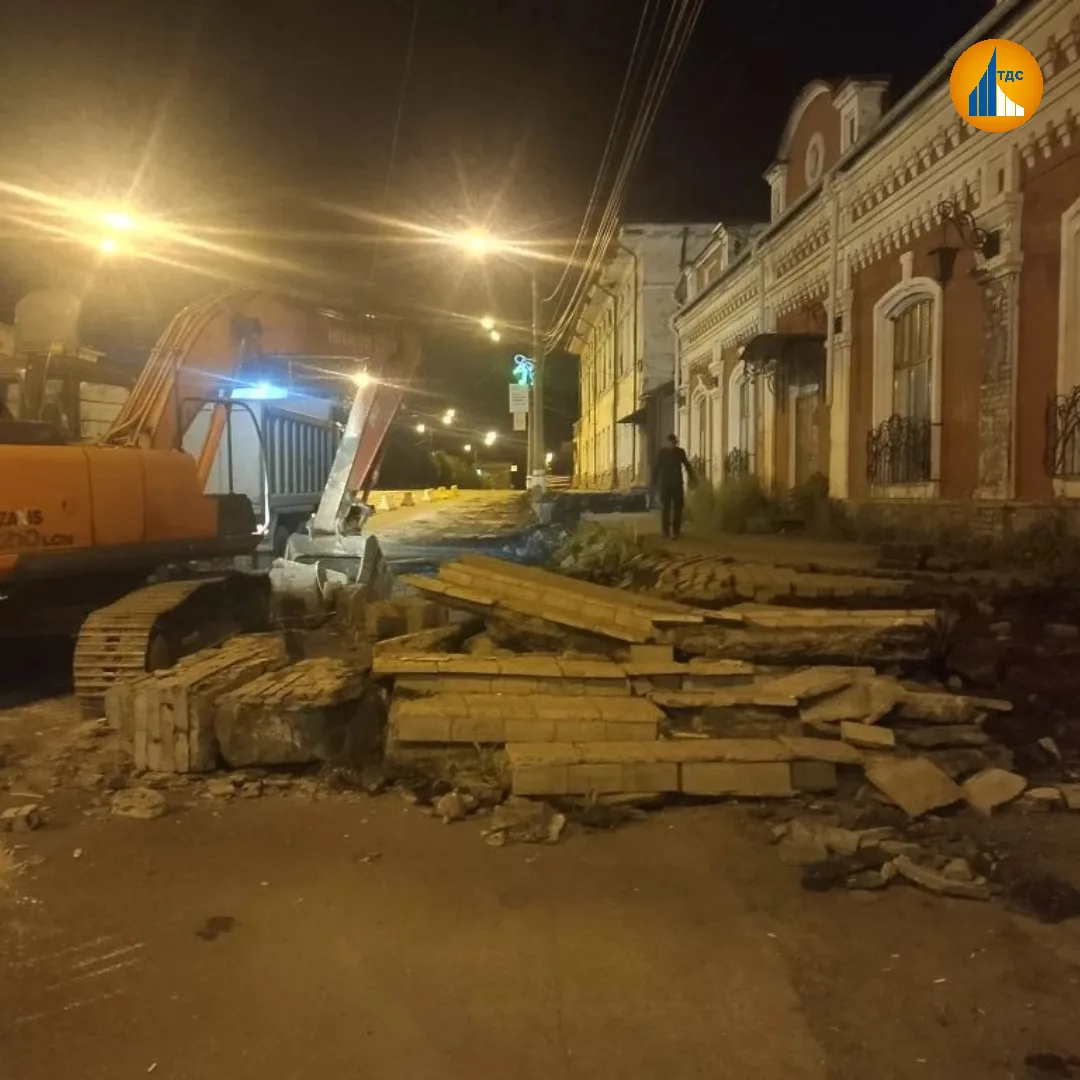 В ночную смену произведён демонтаж старой подпорной стенки на улице Ленина, 4. В связи ...