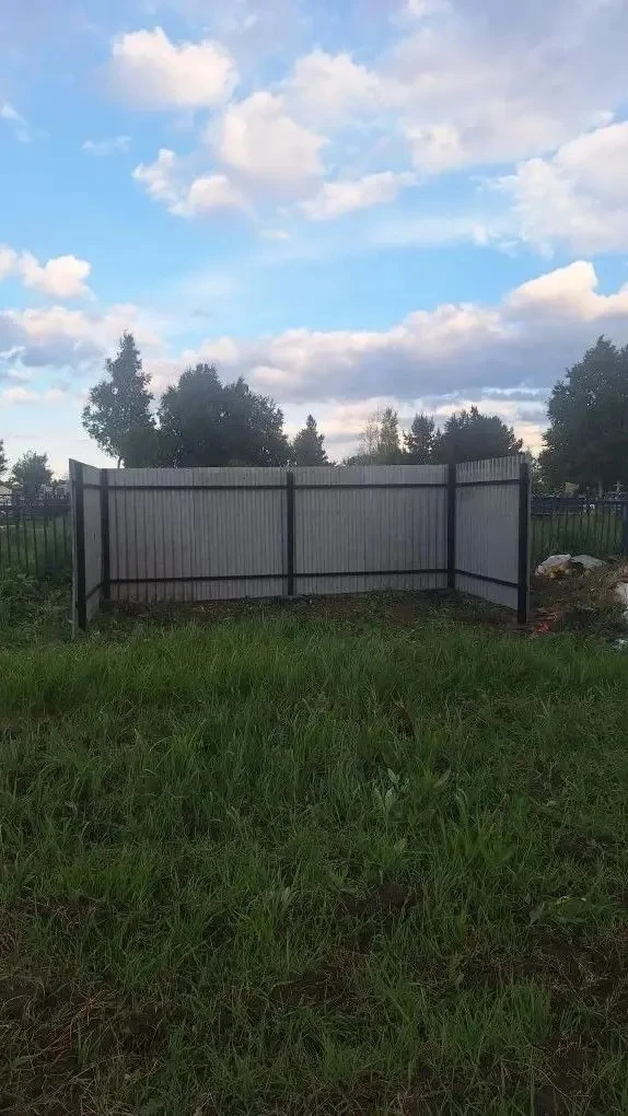 У кладбищ в Нагайбакском и Петровском появились ограждения для мусора

Волонтёры Александринской гор
