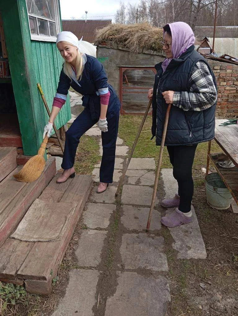 ⛪️Декада милосердия стартовала в Ступино: волонтеры помогают пожилым людям готовиться к Пасхе  В пре