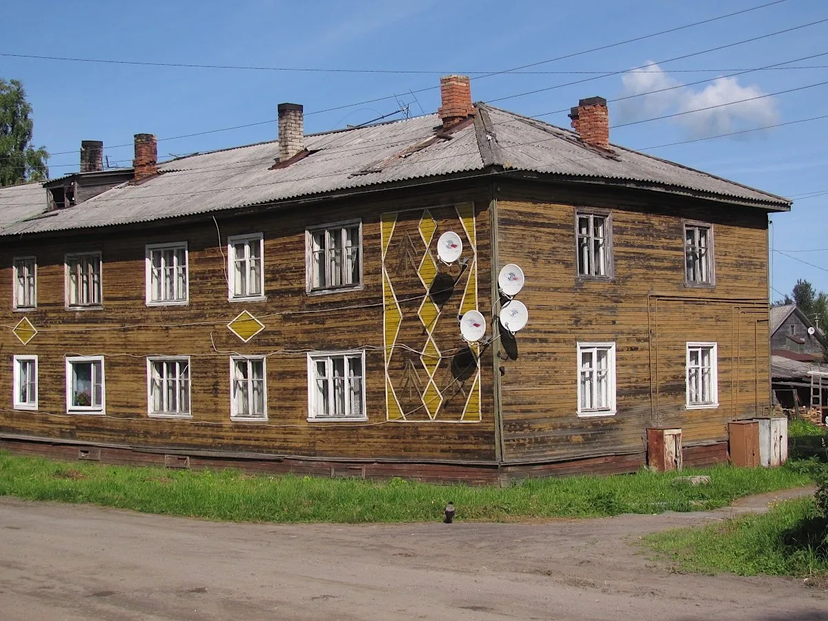 🤔 Как сделать одинаковые двухэтажные деревянные «бараки» уникальными, запоминающимися ...