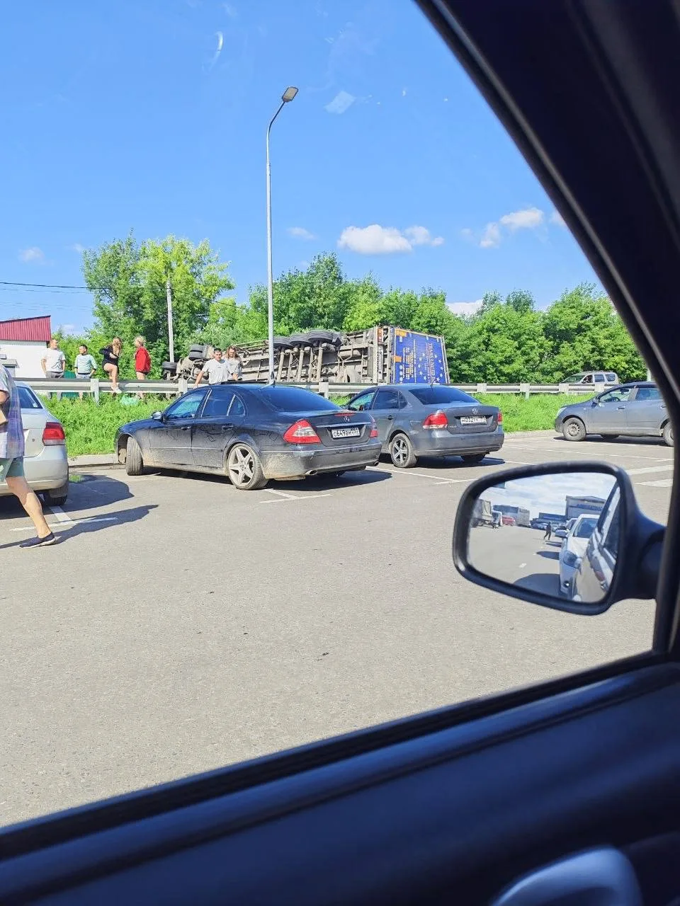 👤Ekaterina Mekhur присылает:
«Егорьевское шоссе напротив ТЦ Кузьмич😁»