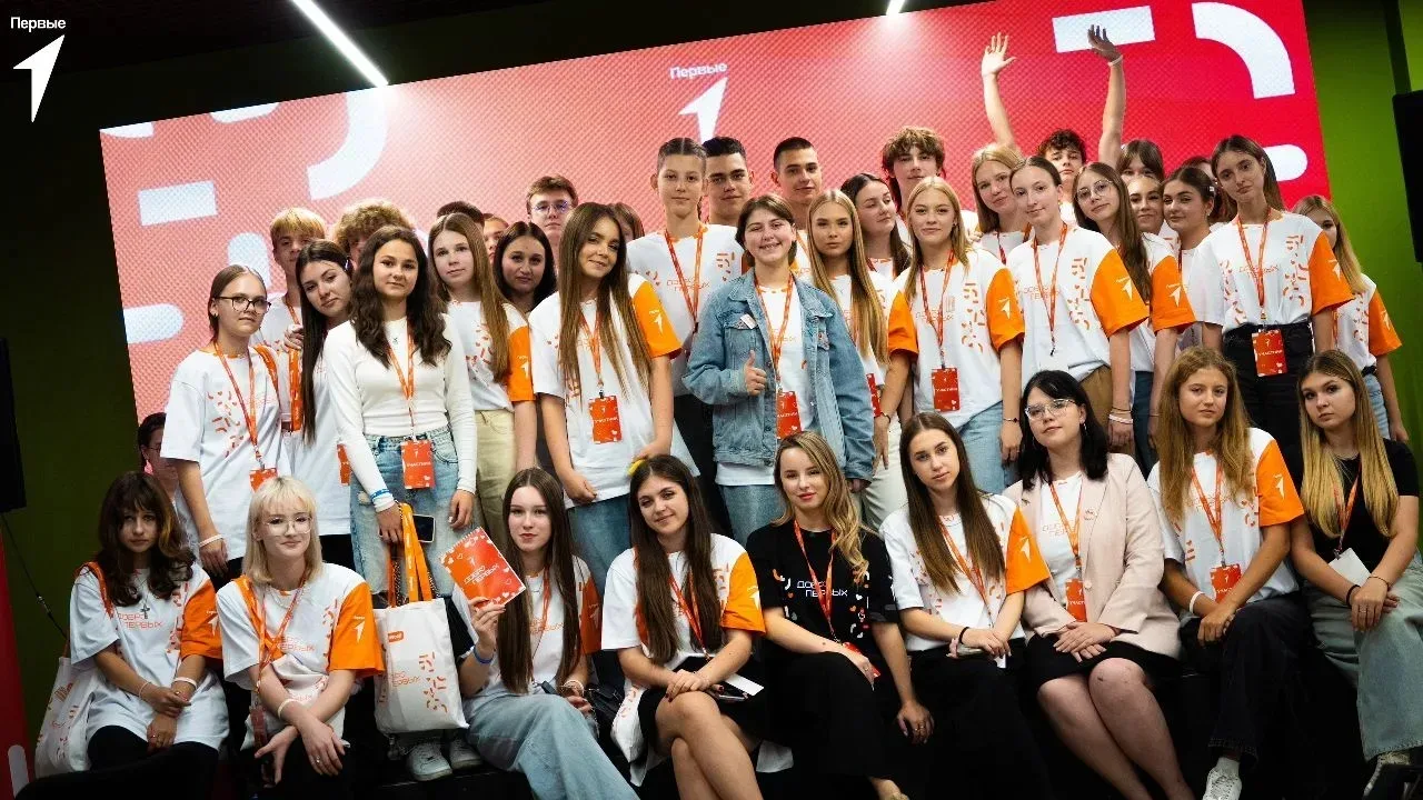 🫡В ЛНР подвели итоги работы детских общественных объединений в День пионерии.   Глава республики Лео