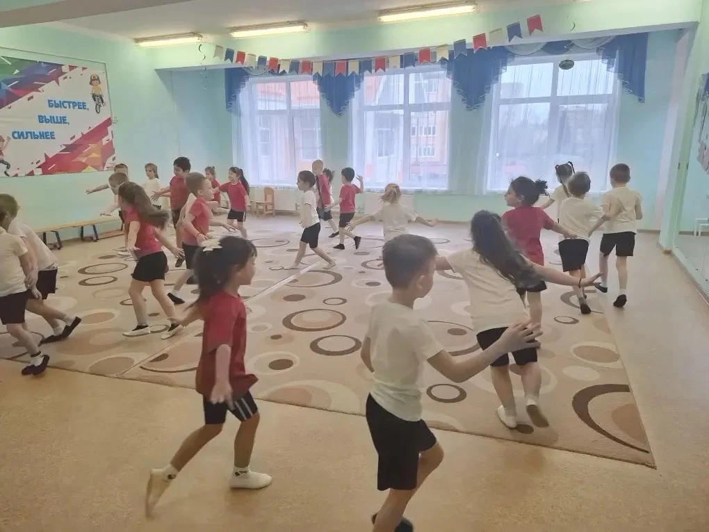 Сегодня у ребят старших групп прошли спортивные соревнования, приуроченные к празднован...