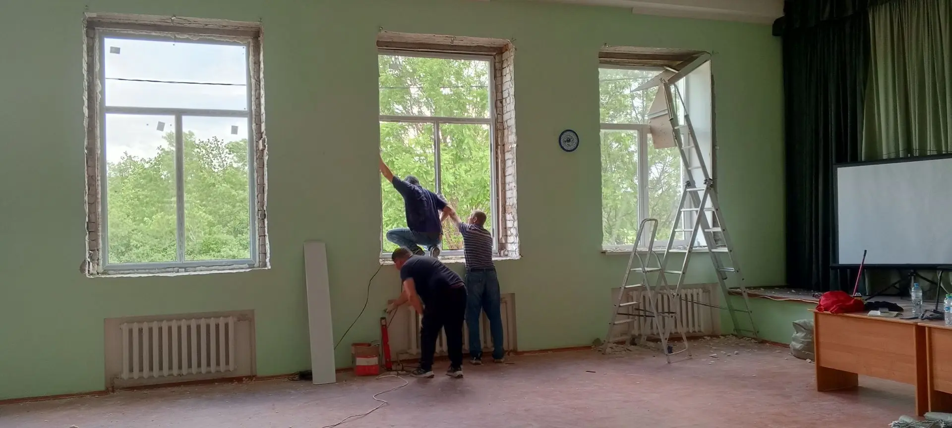 В клубе с.Синодское проводится установка оконных блоков.